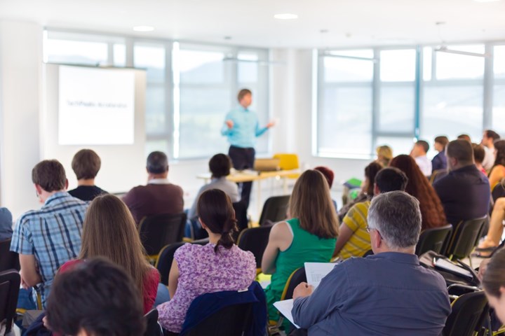 A class that listens to the teacher