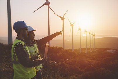 Inspecteurs op een windmolenveld