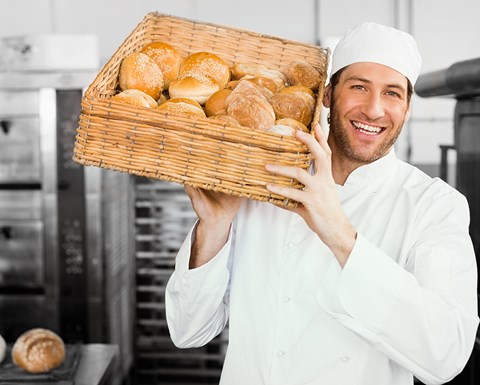 Mies kantamassa täyttä leipäkoria.