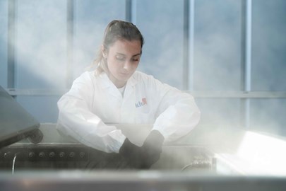 A Kiwa lab technician conducting a test in a lab 