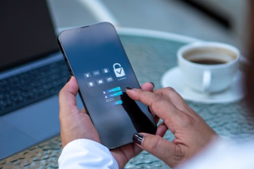 Mobiiltelefoni kasutamas