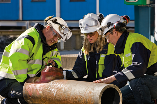 Kiwa eksperdid kontrollivad torul keevisõmbluseid