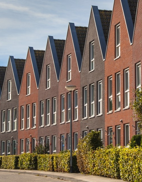 Rij grote woonhuizen