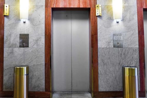 Hiss i fastighet, hiss med stängda dörrar.
