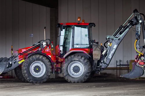 Traktor med grävskopa.