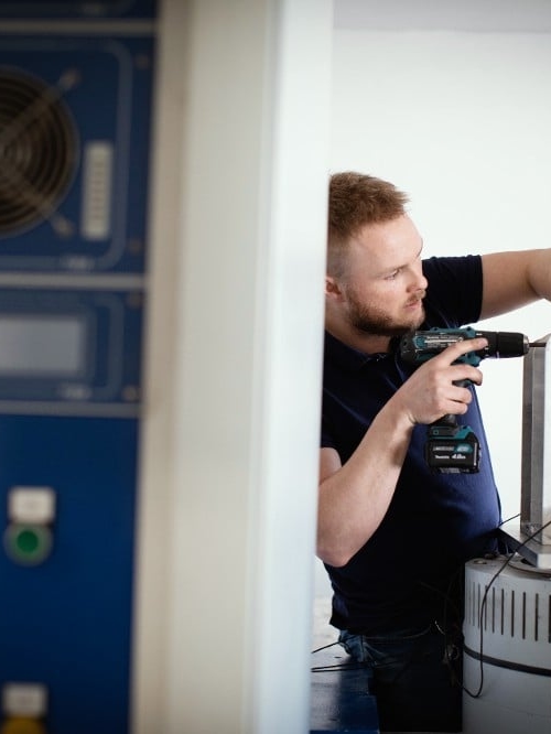 Kiwa employee conducting a battery test, in accordance with UN 38.3