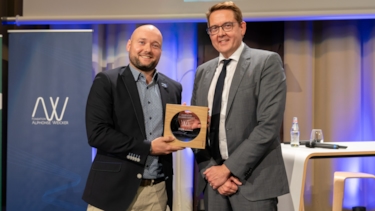 Johannes Steffgen reçoit le prix de la part de Yves Nosbusch