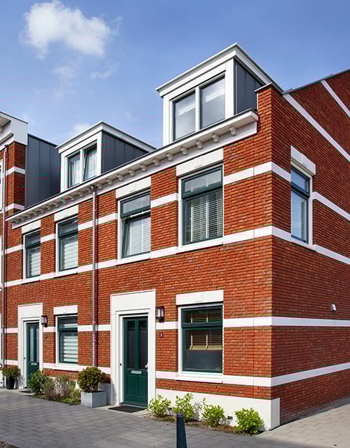 Mensen zijn aan het parachutespringen
