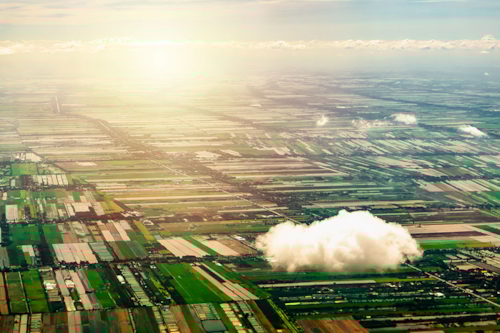 Wolk boven een groene weide