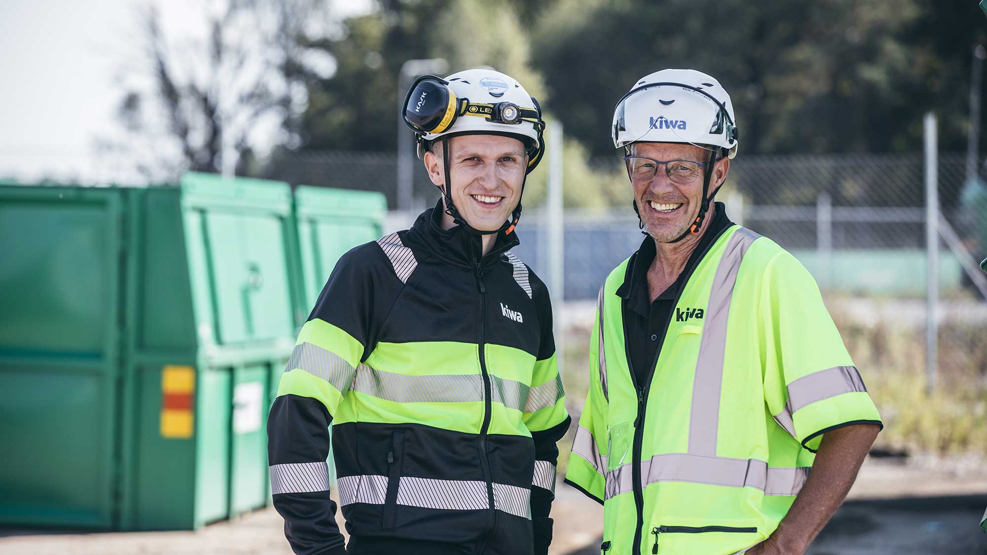 Två leende besiktningsingenjörer