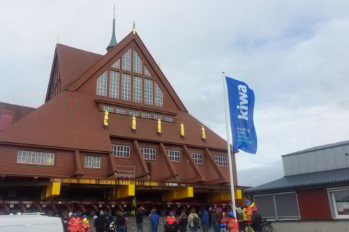 Kiruna kyrka åker förbi Kiwas kontor.