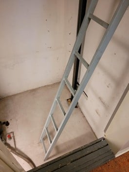 Säkert arbete - Godkänd fast stege, monterad säkert i golvet.  