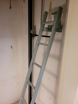 Säkert arbete - Godkänd fast stege, monterad säkert i väggen.  