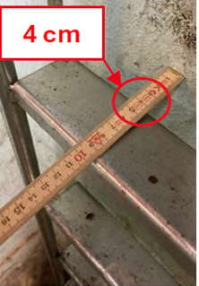 Säkert arbete - icke godkänt: stegpinnarna ger otillräckligt fotutrymme, tumstock visar endast 4 cm. 