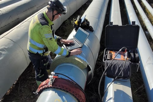 En man använder Long Range Screening, även känt som LRUT, för upphöjda och synliga rör. Provningen är en icke-förstörande metod för att snabbt hitta korrosionsskador i olika slags rörledningar utan att ta rören ur drift..