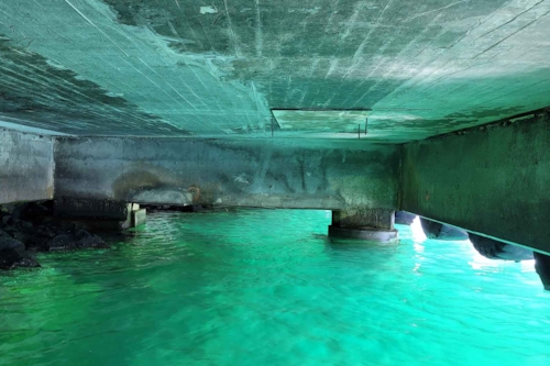 Kajinspektion hos Fiskehamnsföreningen på Nordkoster, bilden visar havsvattnet och betongkonstruktionen under kajen.