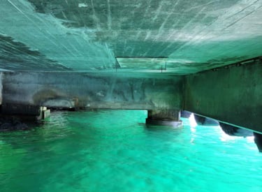 Kajinspektion hos Fiskehamnsföreningen på Nordkoster, bilden visar havsvattnet och betongkonstruktionen under kajen.